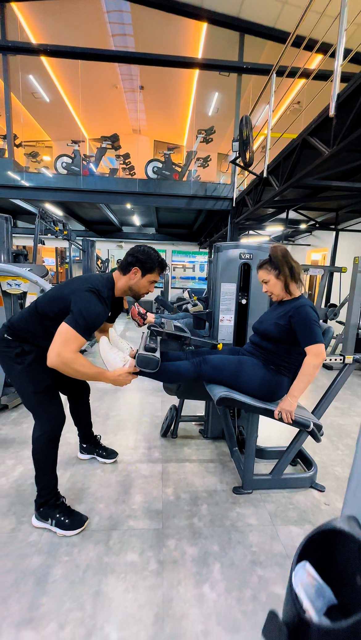 Michael Douglas acompanhando treino na academia