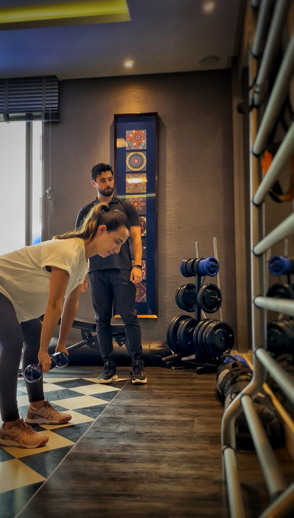 Michael Douglas orientando treino com aluna